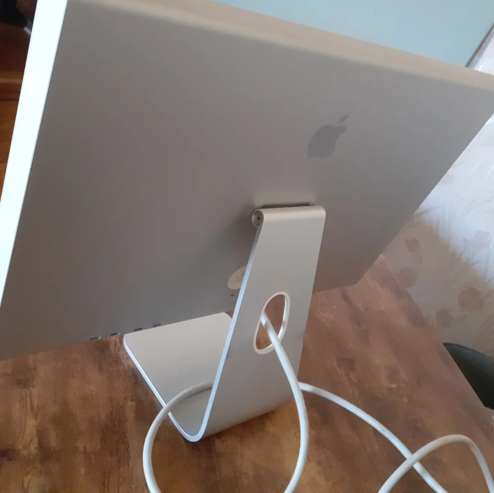 ​Classic Apple Cinema Display (20-inch)